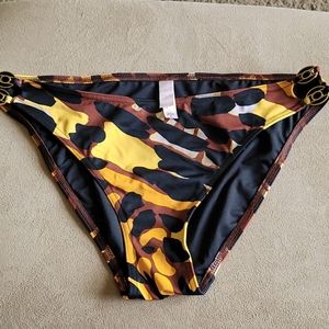 Victoria's Secret camo bikini bottom. New without tags. Size small.